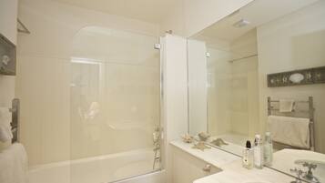 Apartamento, 1 habitación | Baño | Ducha y bañera combinadas, secador de pelo y toallas