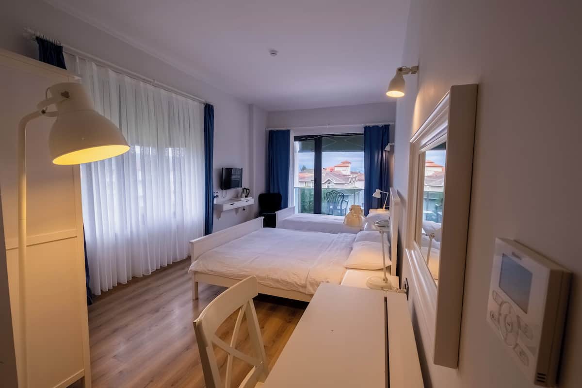 family room, 1 bedroom | 1 bedroom, egyptian cotton sheets, premium bedding, blackout curtains