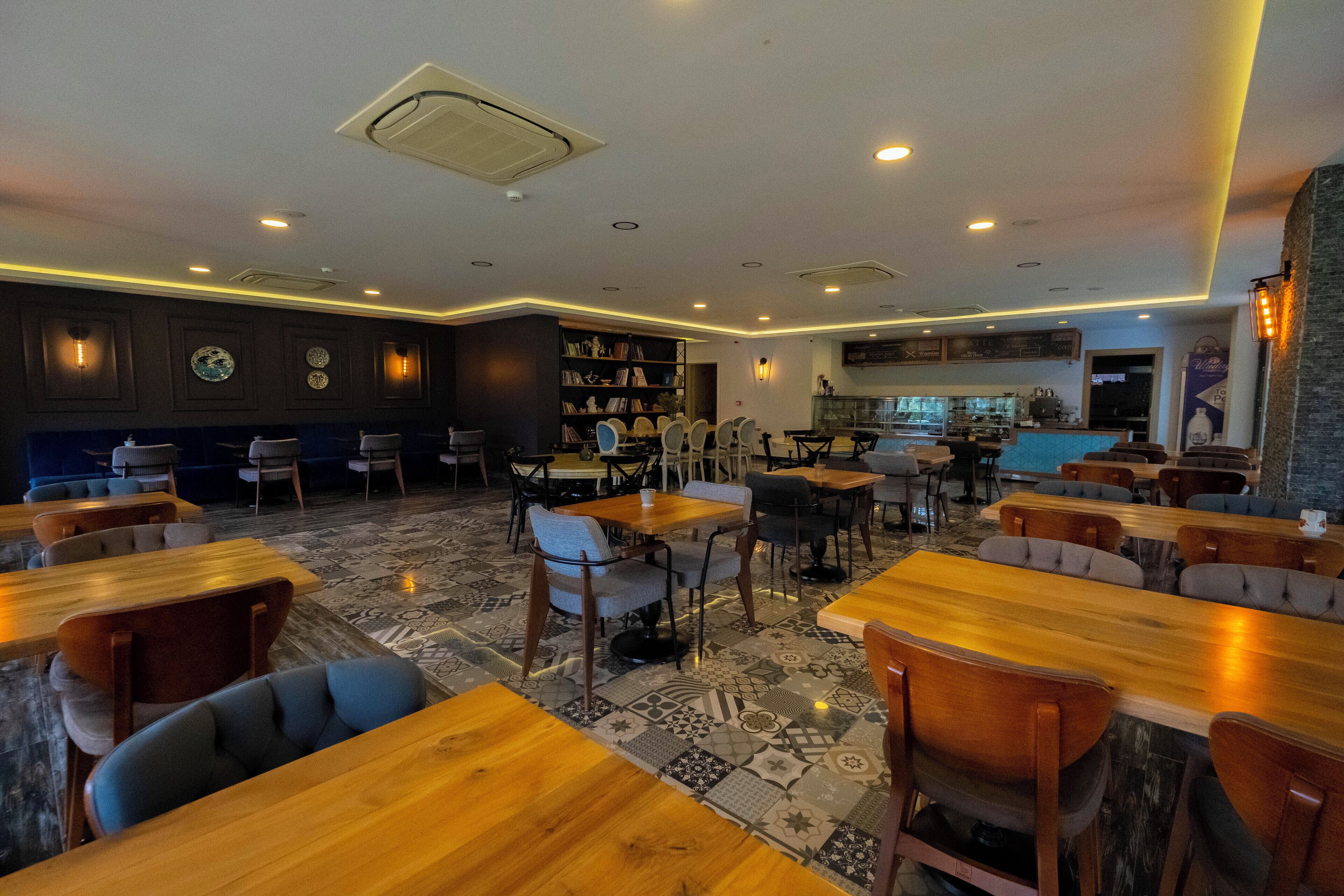 breakfast, lunch and dinner served