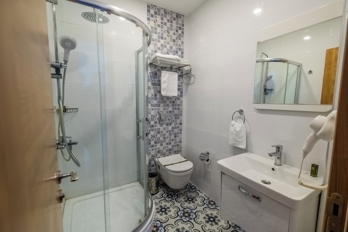 1 bedroom, egyptian cotton sheets, premium bedding, blackout curtains