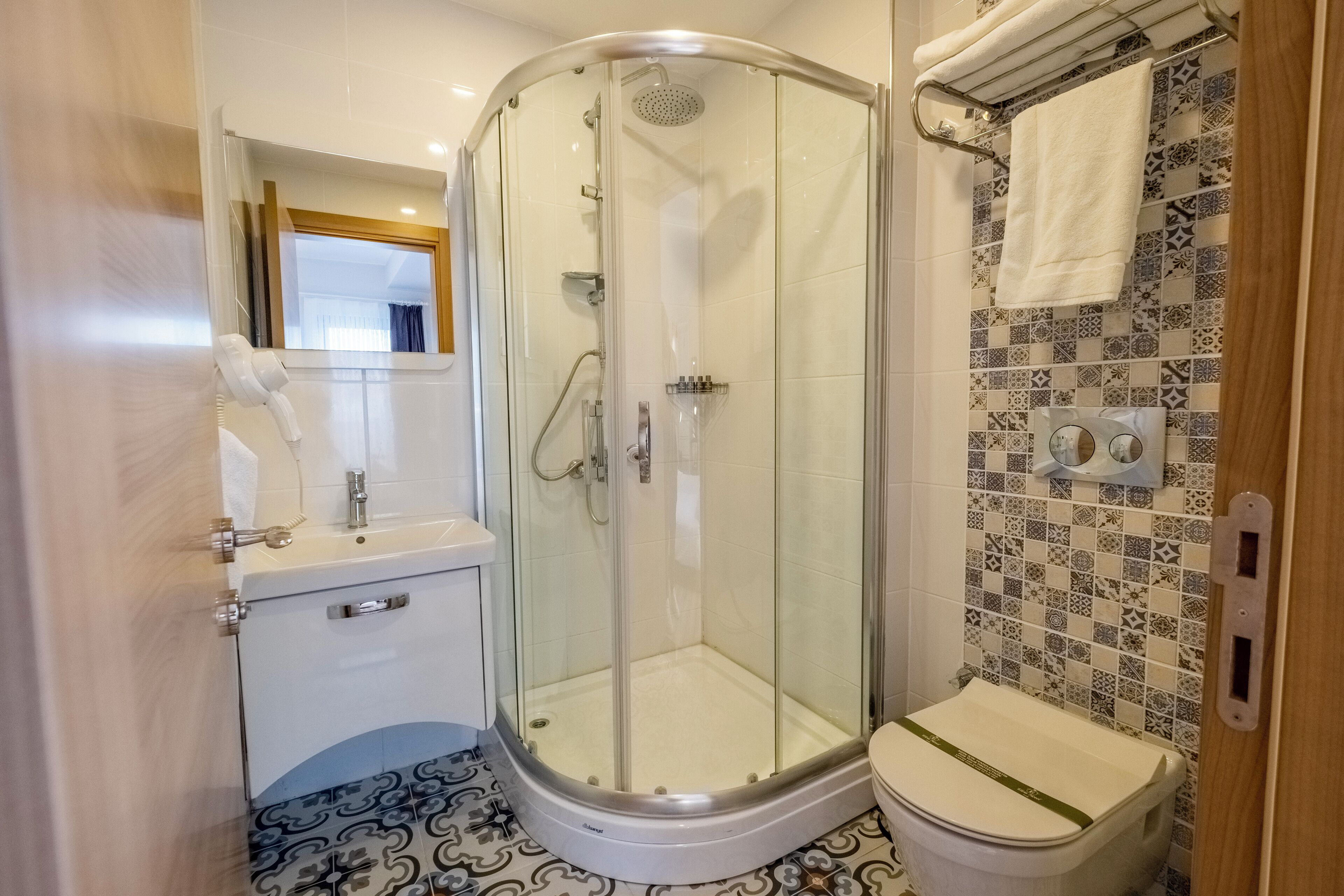 twin room, garden view | bathroom | shower, free toiletries, hair dryer, slippers