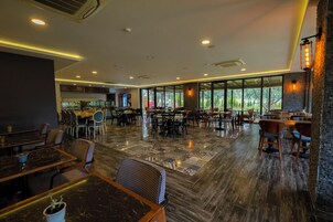 供应早餐、午餐和晚餐