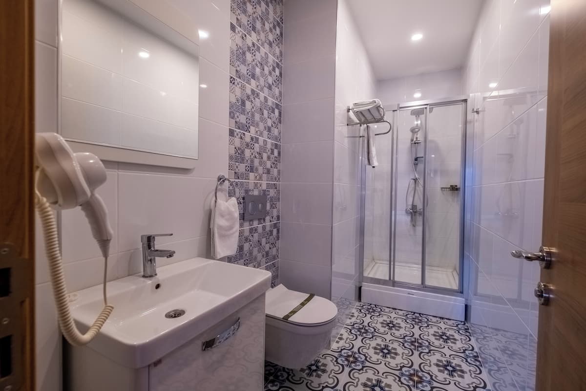 family room, garden view | bathroom | shower, free toiletries, hair dryer, slippers