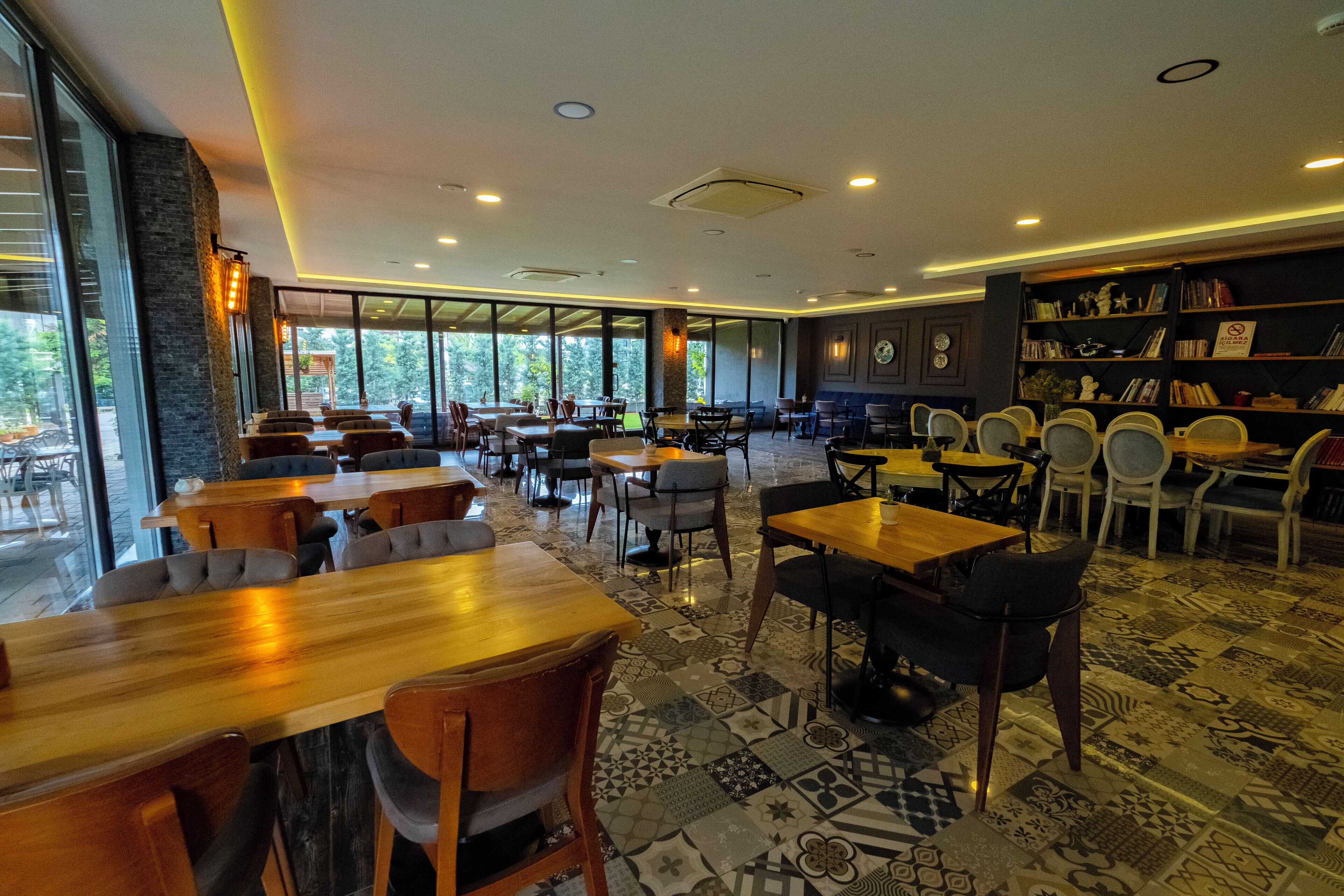 breakfast, lunch and dinner served