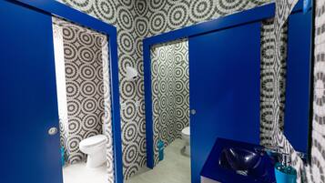 Ducha, secador de pelo, toallas