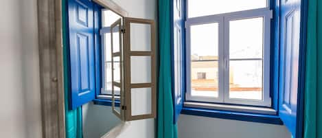 Ein Zimmer mit Fenster, Tür und Blick ins Freie.