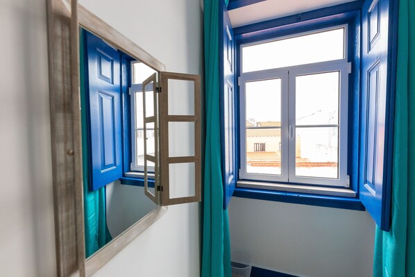 10 habitaciones, tabla de planchar con plancha y wifi gratis 