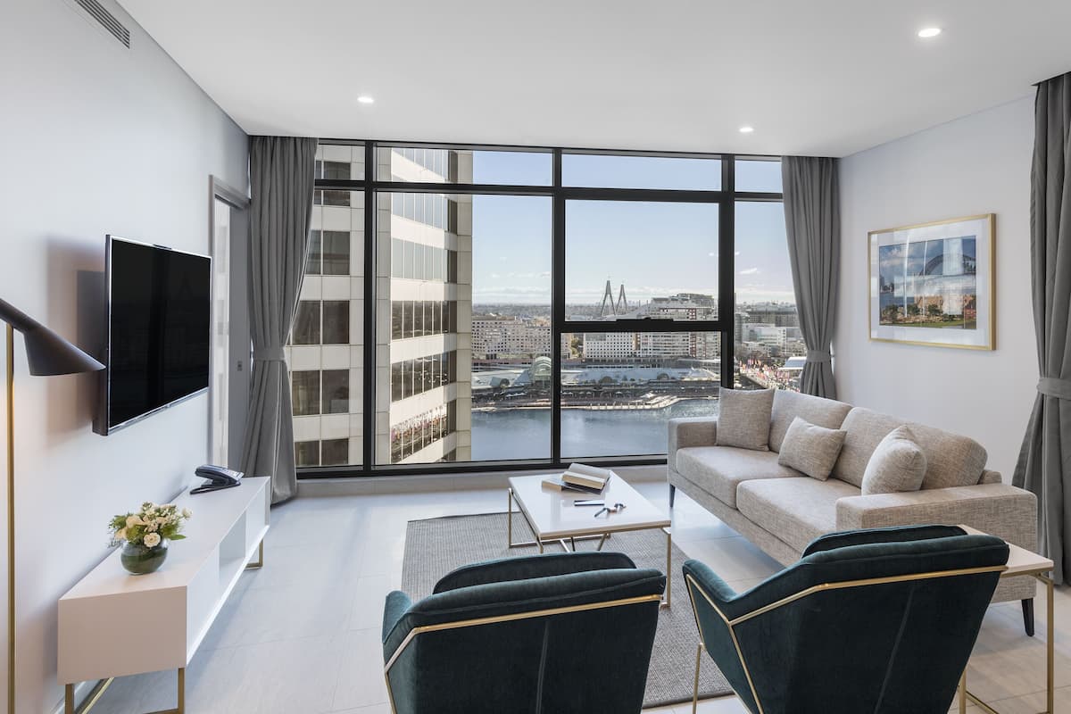 Suite, 2 Schlafzimmer (Darling) | Wohnbereich | Flachbildfernseher