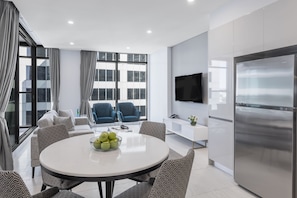 Standard-Suite, 2 Schlafzimmer | Wohnbereich | Flachbildfernseher