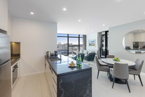 Suite, 2 habitaciones (Darling) | Cocina privada | Frigorífico grande, microondas, placa de cocina y lavavajillas