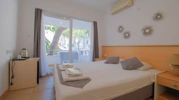 Standard Double Room | Minibar, in-room safe, desk, laptop workspace