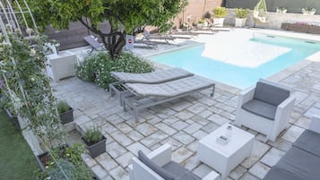 Außenpool (je nach Saison geöffnet), Liegestühle