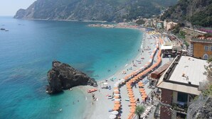 Une ville côtière dotée d’une plage, de formations rocheuses et de bâtiments qui bordent le rivage.