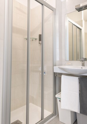 Habitación estándar doble, 1 cama de matrimonio, balcón | Baño | Ducha y cabezal de ducha tipo lluvia