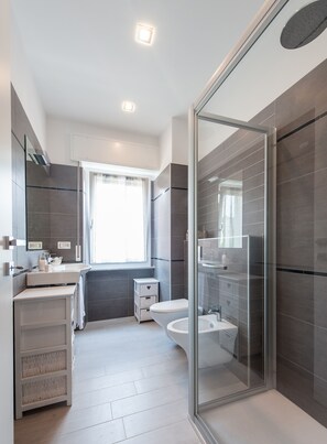 Kamar Triple Comfort, Beberapa Tempat Tidur | Kamar mandi | Shower, pancuran hujan, perlengkapan mandi gratis, dan pengering rambut