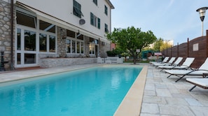 Seasonal outdoor pool, sun loungers