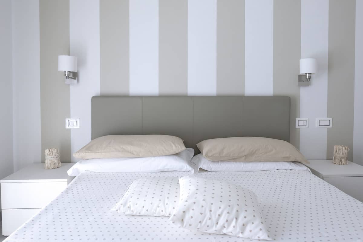 Comfort driepersoonskamer, meerdere bedden | Donzen dekbedden, een minibar, een bureau, verduisterende gordijnen