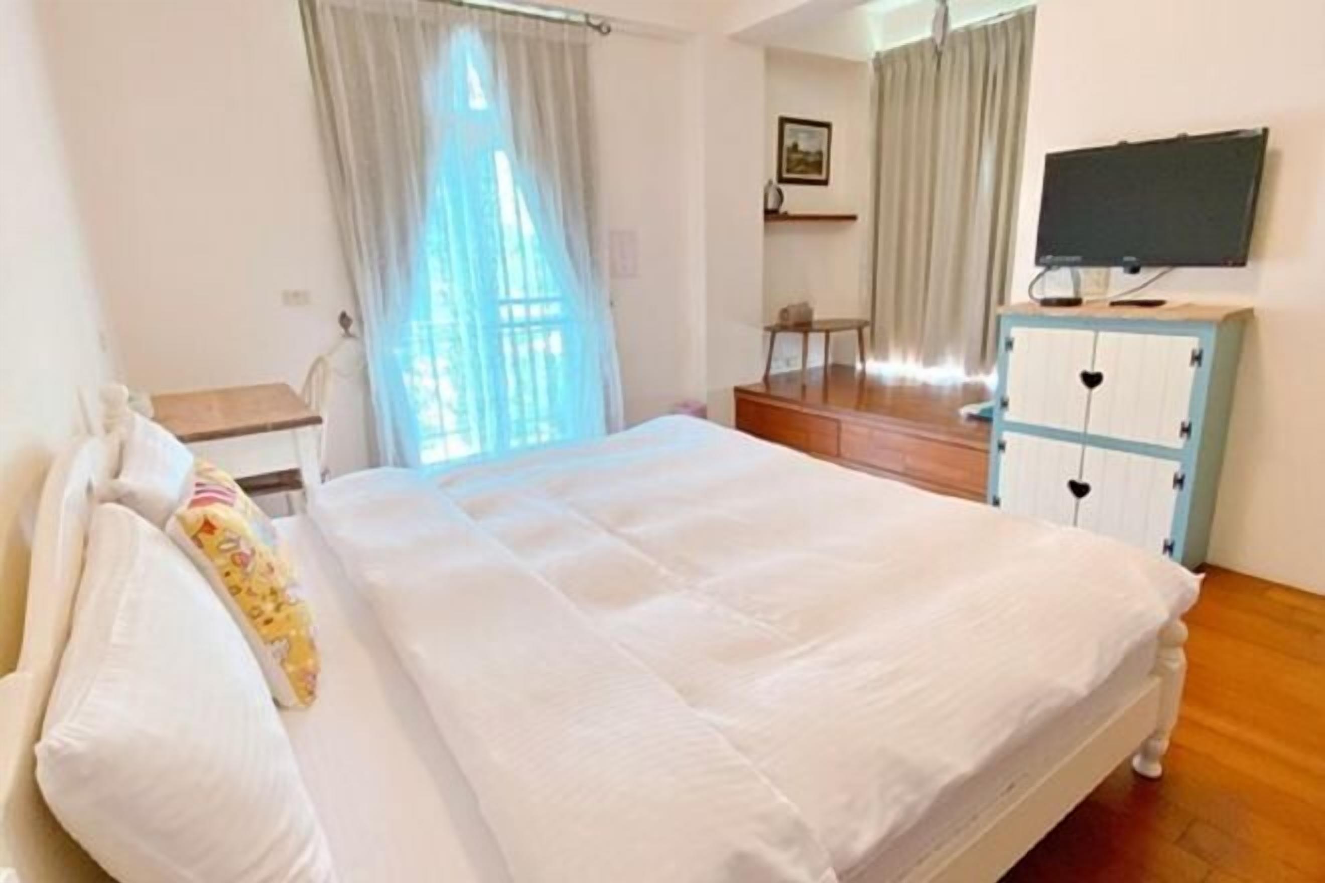 Premium bedding, down comforters, soundproofing, rollaway beds