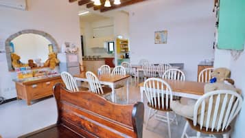 Desayuno con opciones de la cocina local incluido todos los días
