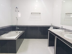 Bathroom - TY Holiday 216 (Pattaya)