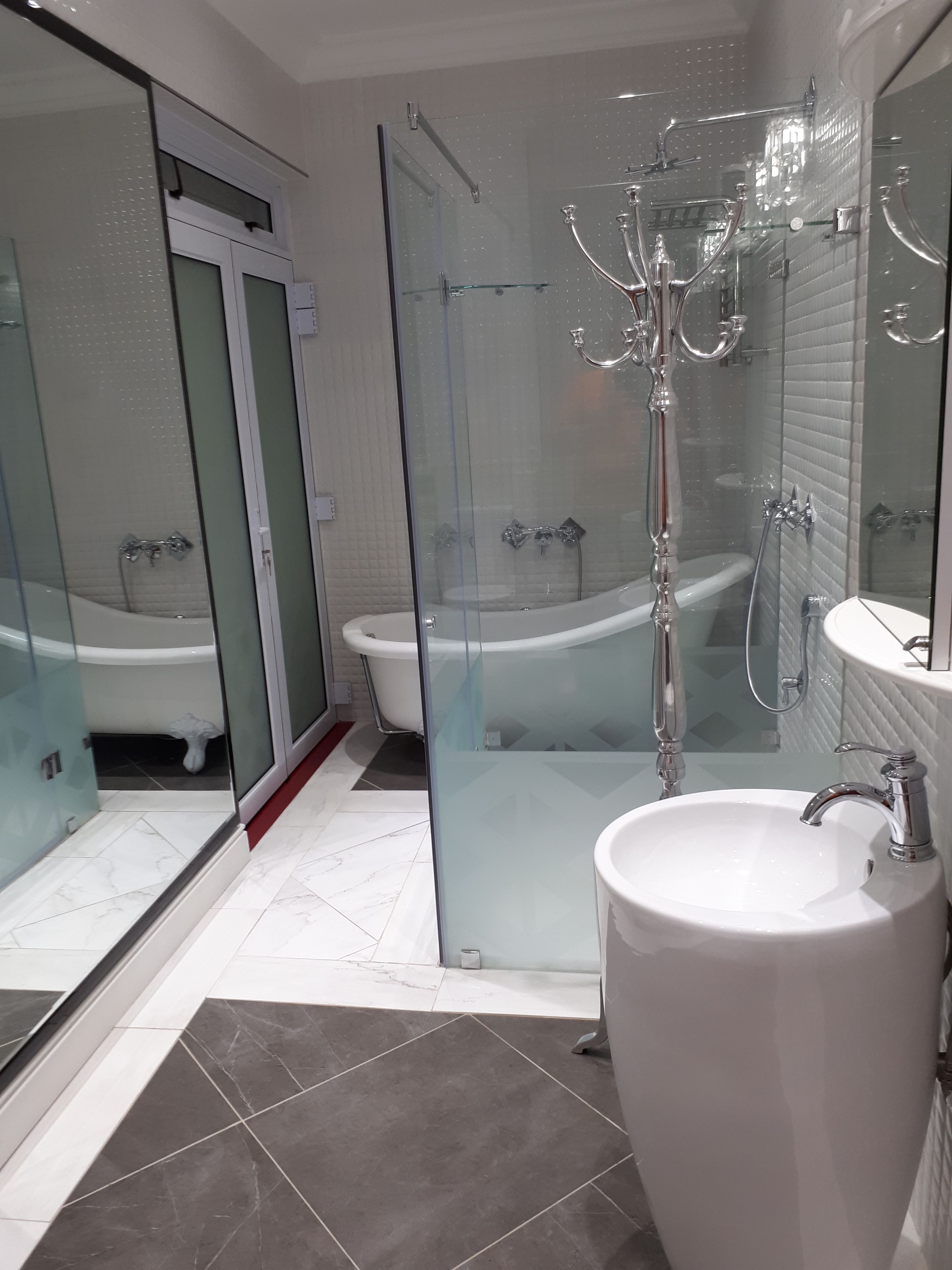 Separate bathtub and shower, deep-soaking bathtub, rainfall showerhead