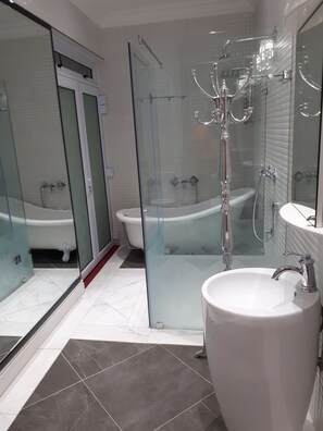 Separate tub and shower, deep soaking tub, rainfall showerhead - Adrian D'Cap (Stellenbosch)