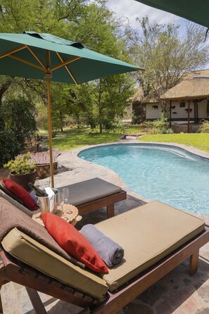 Outdoor pool, pool umbrellas, sun loungers - Ku Sungula Safari Lodge (Hoedspruit)