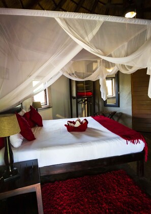 Select Comfort beds, minibar, in-room safe, desk - Ku Sungula Safari Lodge (Hoedspruit)
