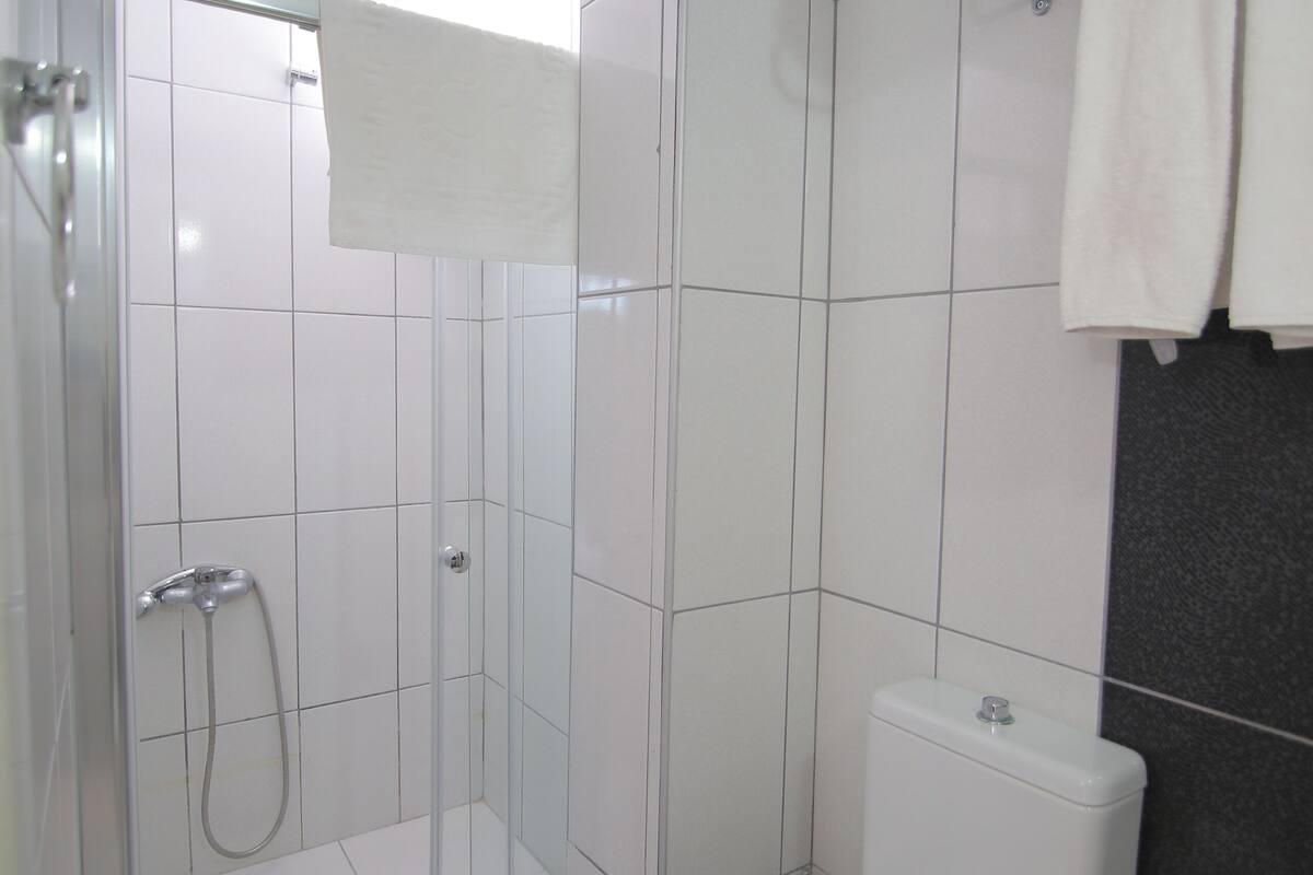 Quarto standard | Banheiro | Chuveiro, secador de cabelo, toalhas de banho