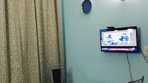 تلفزيون بشاشة مسطحة