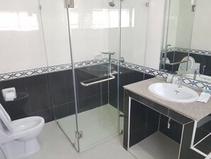 Bathroom - TY Holiday 233 (Pattaya)