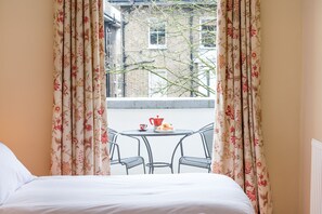 2 bedrooms, iron/ironing board, free WiFi, bed sheets - A Place Like Home - 2 Bedroom Apartment in Chelsea (London)