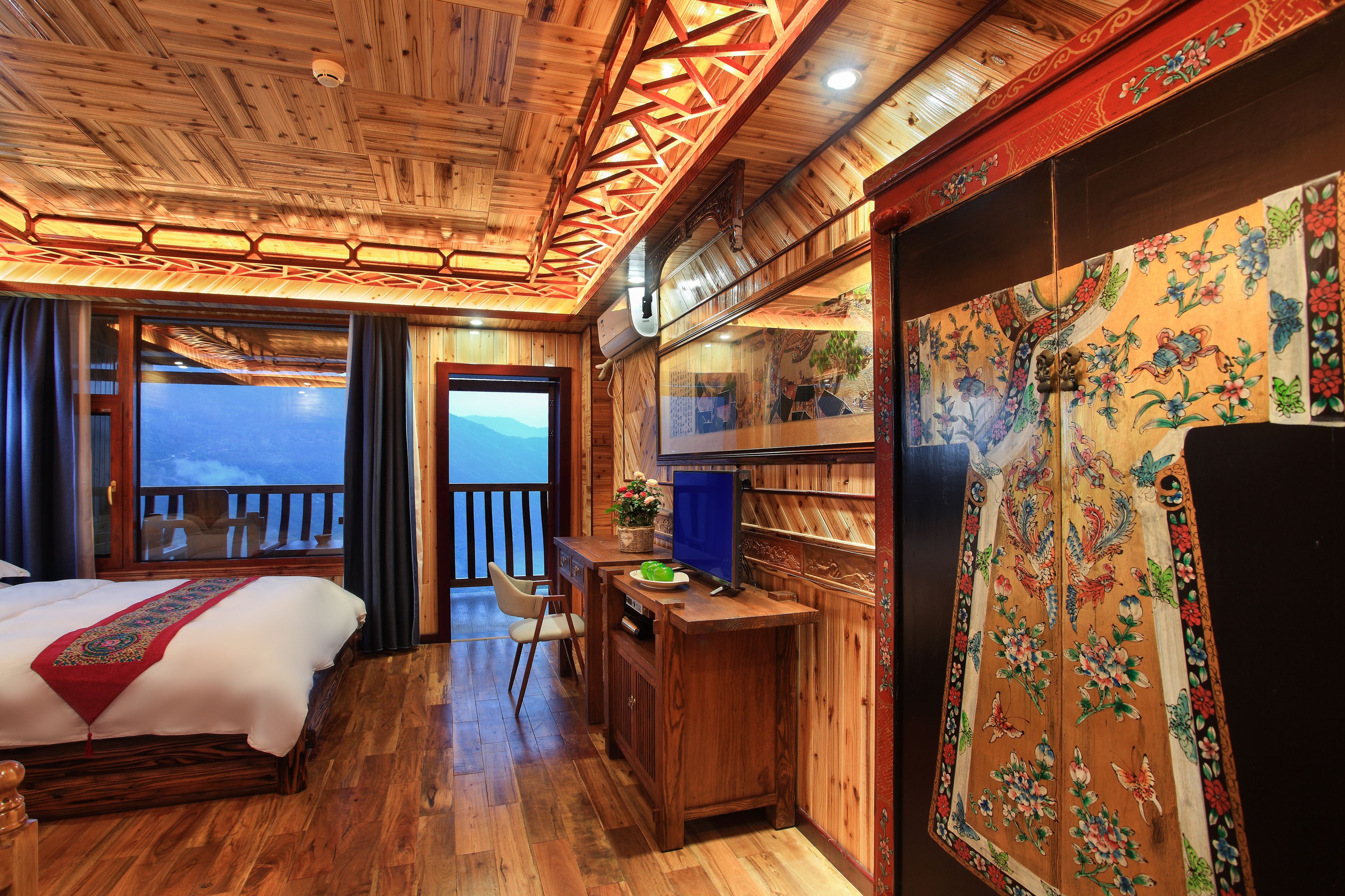 Habitación doble, balcón | Minibar, caja fuerte, escritorio y cortinas opacas