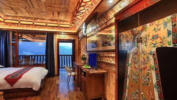 Dobbeltrom, balkong | Minibar, safe på rommet, skrivebord og blendingsgardiner