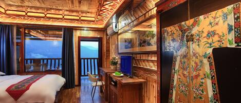 Habitación doble, balcón | Minibar, caja fuerte, escritorio y cortinas opacas