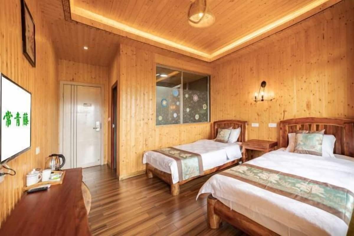 Minibar, caja de seguridad en la habitación y escritorio