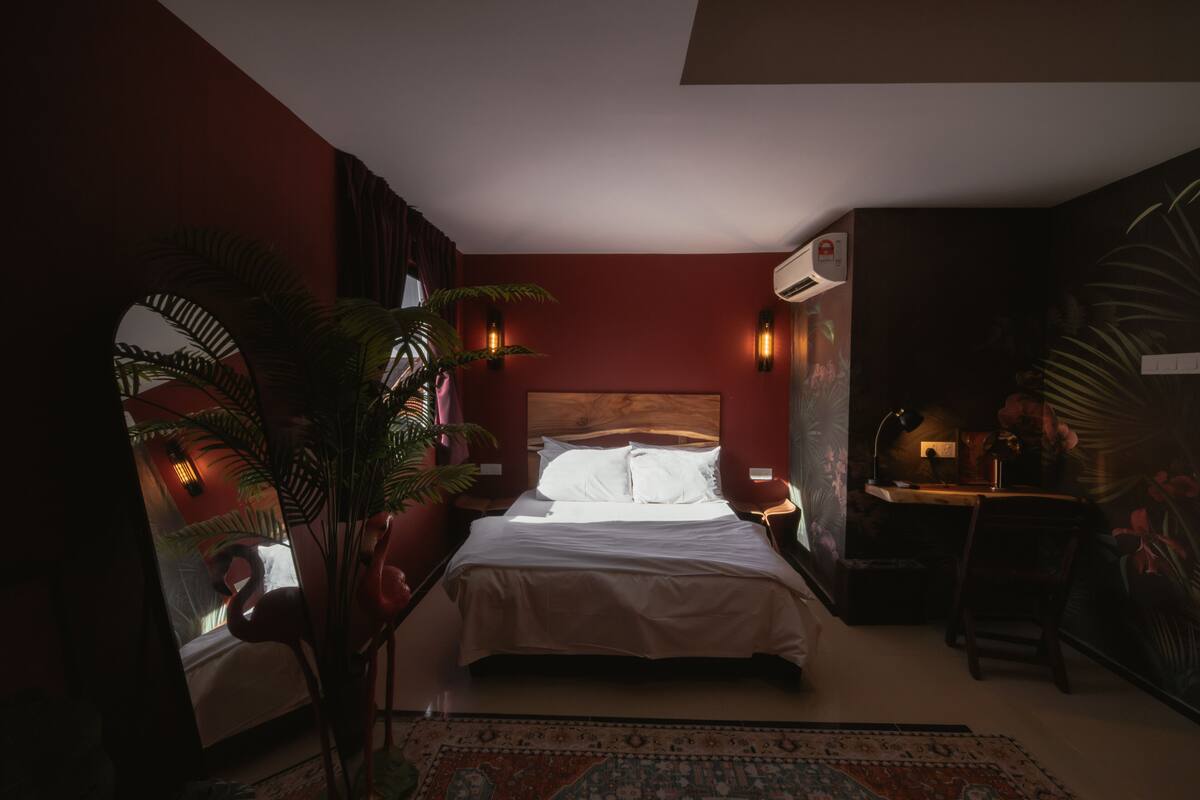 Design Studio | Desk, iron/ironing board (on request), WiFi (free), bed sheets