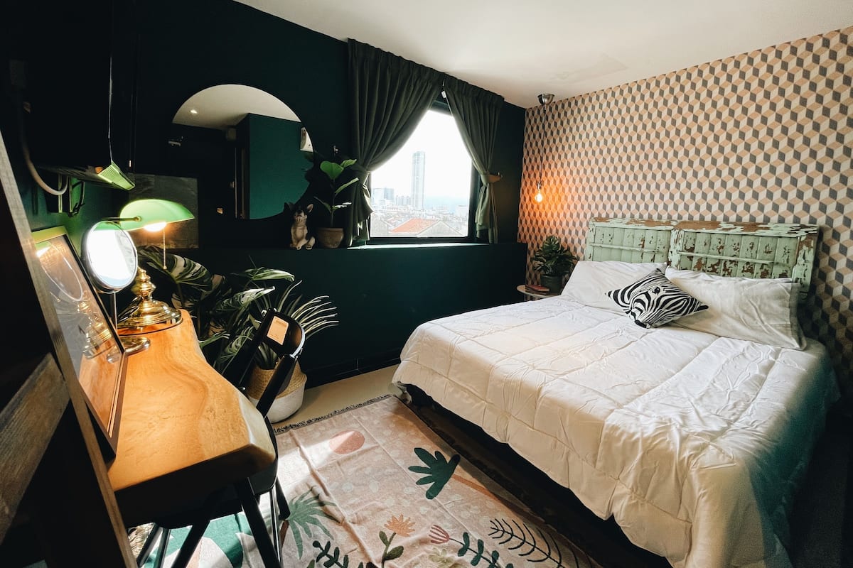 Deluxe tweepersoonskamer | Een bureau, een strijkplank/strijkijzer, gratis wifi, beddengoed