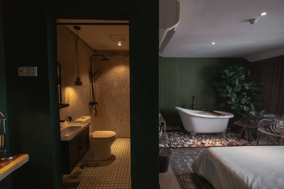 Signature Double Room | Bathroom | Shower, free toiletries, hair dryer, bidet