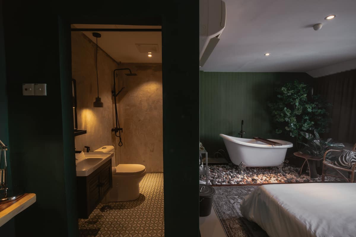 Signature tweepersoonskamer | Badkamer | Een douche, gratis toiletartikelen, een haardroger, een bidet