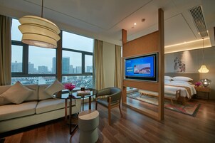 Suite Business | 1 dormitorio, minibar, escritorio y cortinas opacas