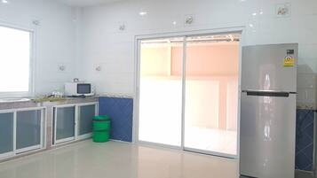 7-Bedroom Villa | Private kitchenette | Full-size fridge, microwave, electric kettle, cookware/dishes/utensils