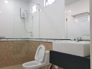 Ducha, artículos de tocador gratuitos, toallas