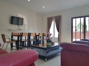 7-Bedroom Villa  | Living area | Smart TV - TY Holiday 236 (Pattaya)