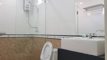 7-Bedroom Villa | Bathroom | Deep-soaking bathtub, free toiletries, towels