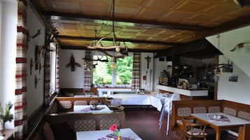Tägliches kontinentales Frühstück (14.50 EUR pro Person)