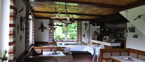 Daily continental breakfast (EUR 14.50 per person)