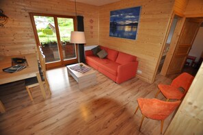 Appartement Wörthersee | Zona de estar | Una televisión de pantalla plana, un futbolín, una mesa de tenis de mesa