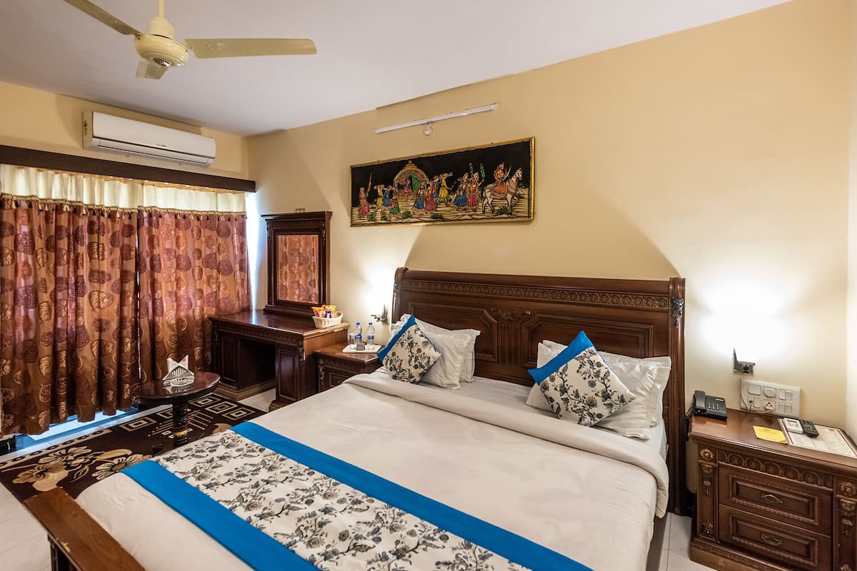 Superior Room | Desk, laptop workspace, free wired internet, bed sheets
