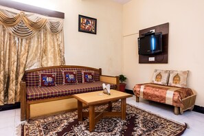 Deluxe Room | Living area | Flat-screen TV - Yorkshire inn (Abu Road)